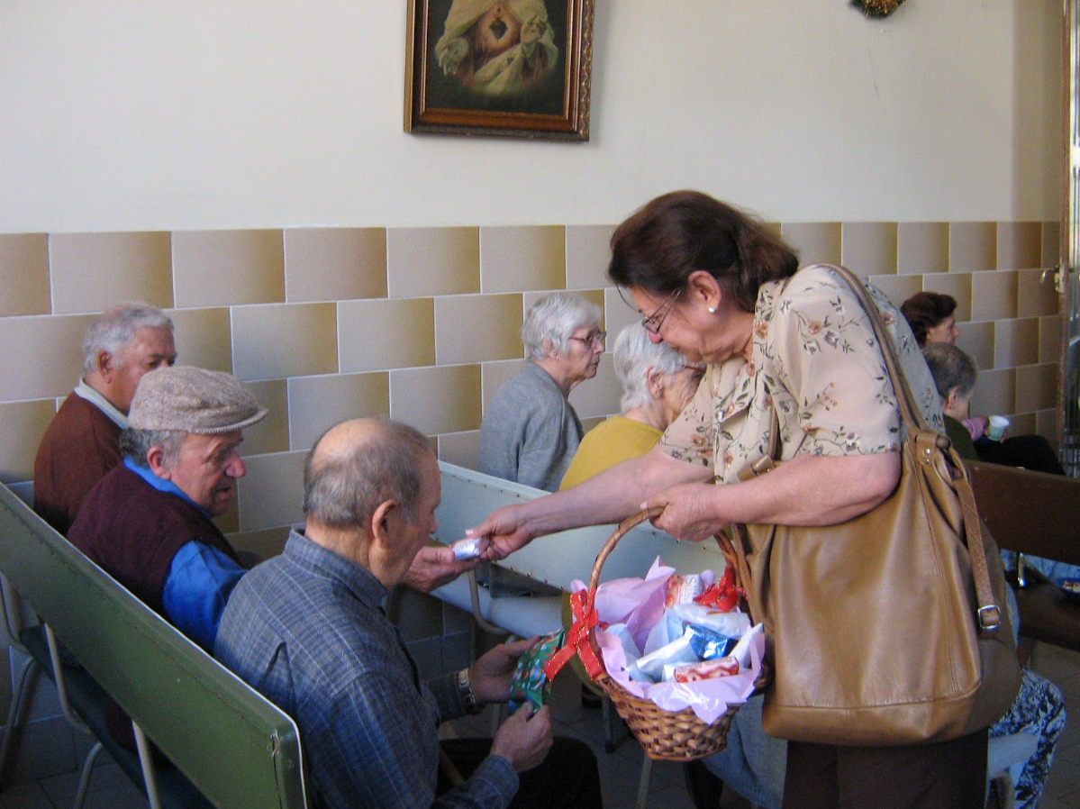 Voluntários ajudando idosos
